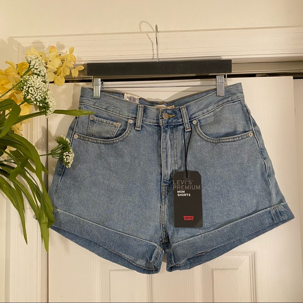 Levi’s High-Waisted Mom Short